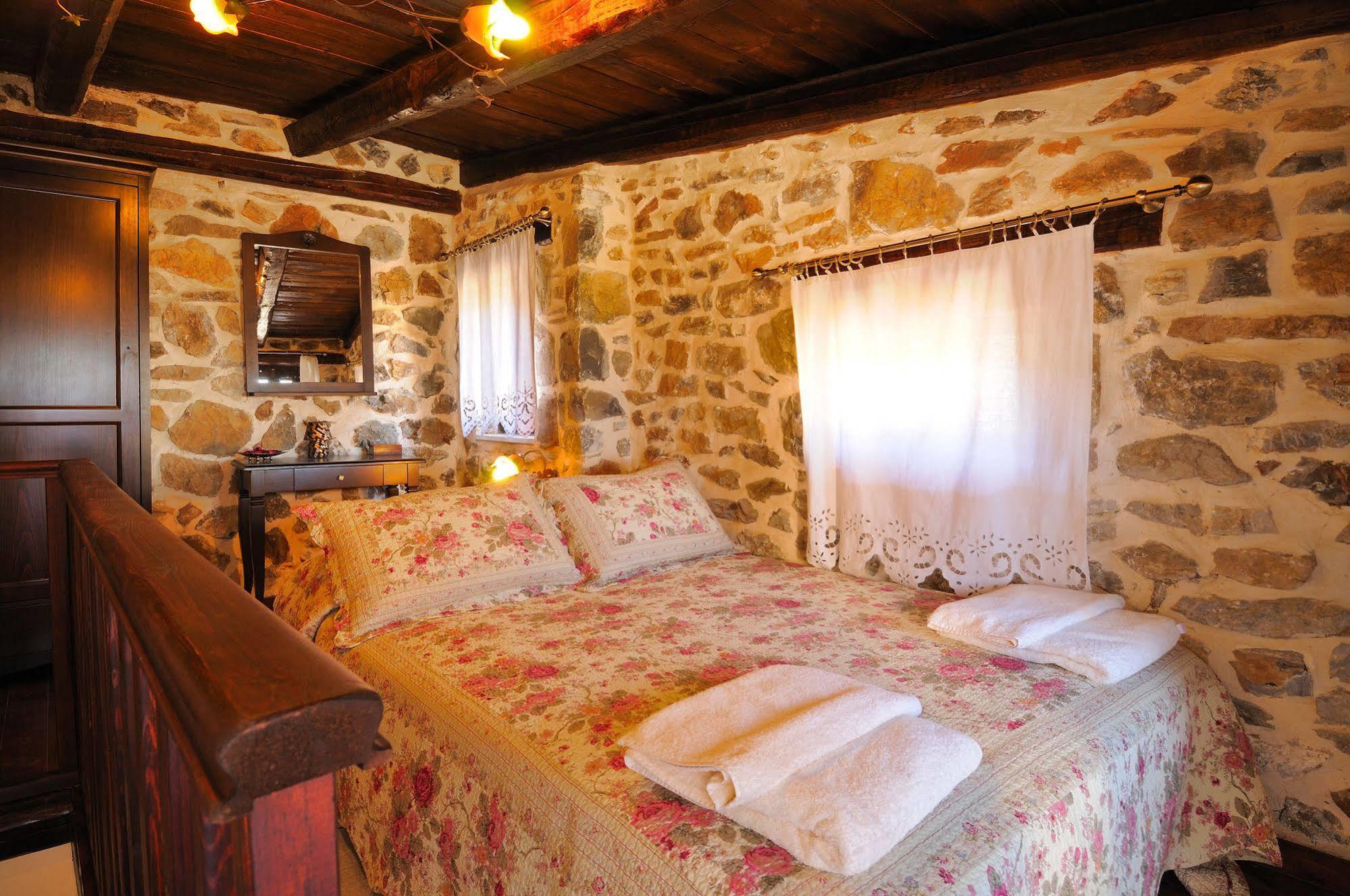 Thalori Traditional Ecotourism Village Kapetaniana Exterior photo